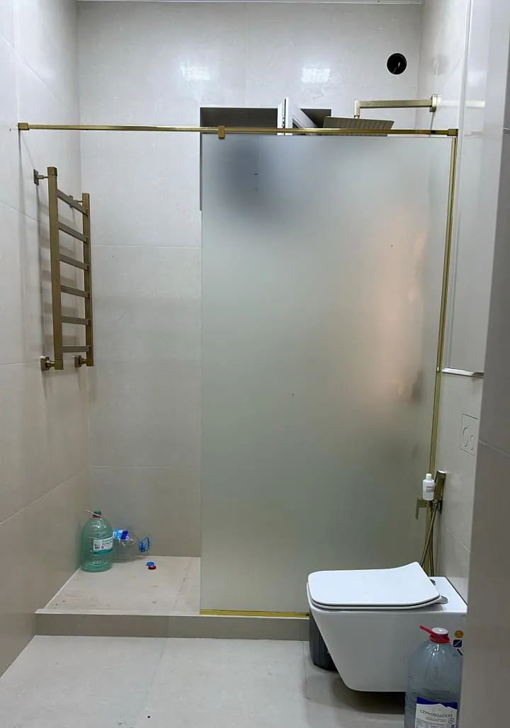 Без двери. Walk-in. Матовое стекло. Фурнитура Золото.