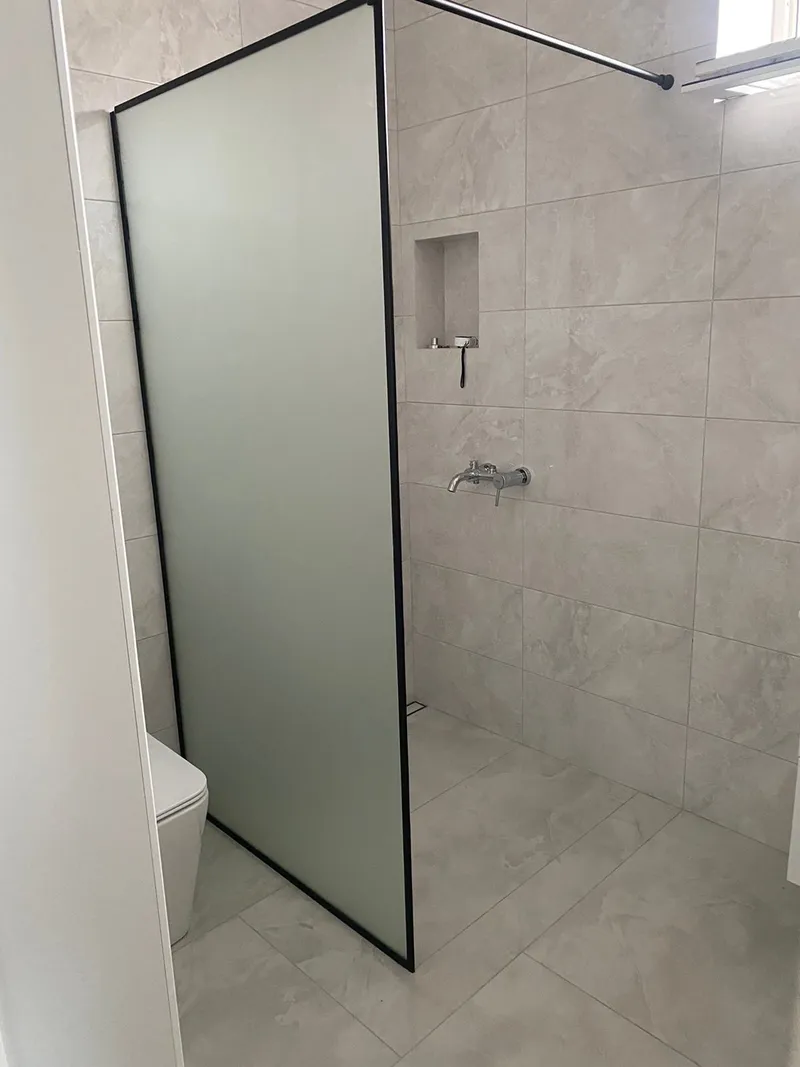 Без двери. Walk-in. Матовое стекло. Фурнитура Черная.