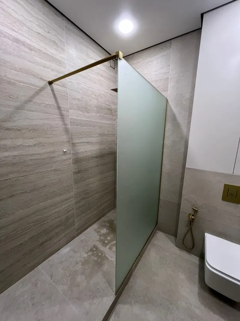 Без двери. Walk-in. Матовое стекло. Фурнитура Брашированное золото.