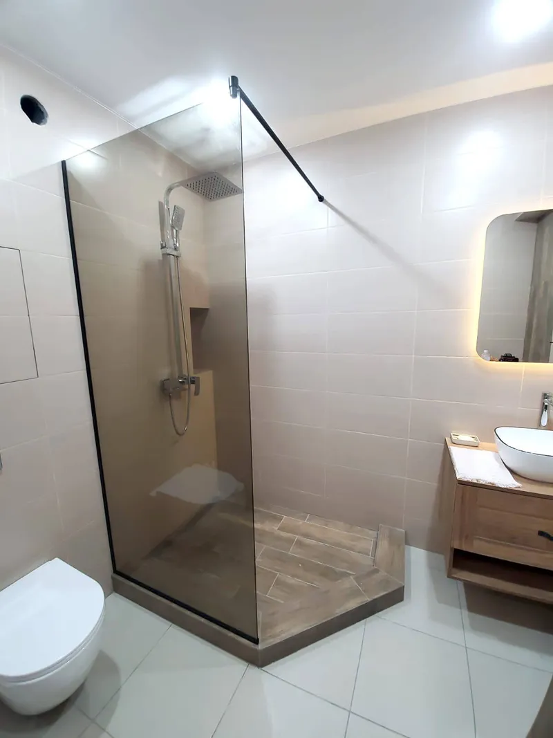 Без двери. Walk-in. Бронзовое стекло. Фурнитура Черная.