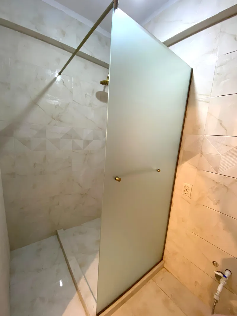 Без двери. Walk-in. Матовое стекло. Фурнитура Бронза.