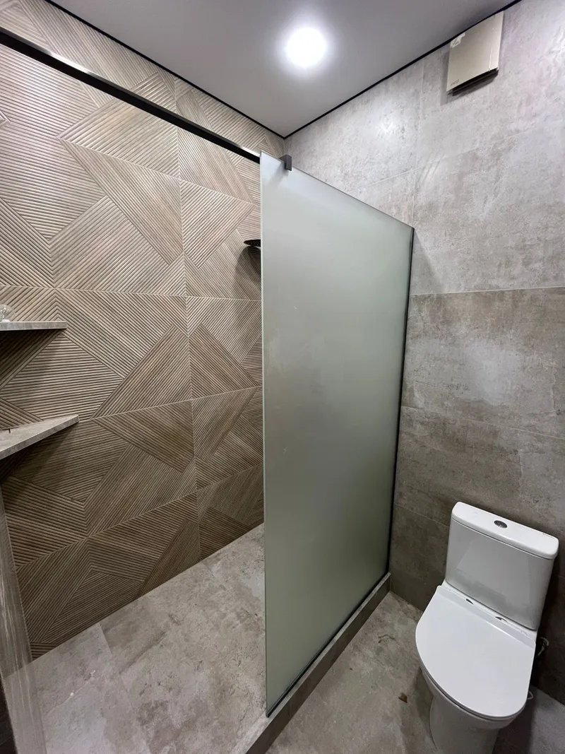 Без двери. Walk-in. Матовое стекло. Фурнитура Оруж.сталь.