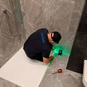 Замер душевой кабины специалистом Rivo Glass